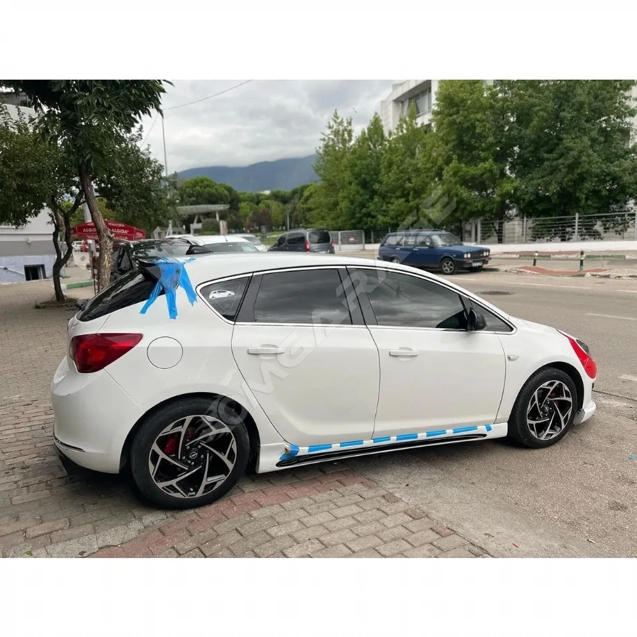 Opel Astra J Kanallı Yan Marşpiyel Seti Mat Siyah Plastik 2 Adet